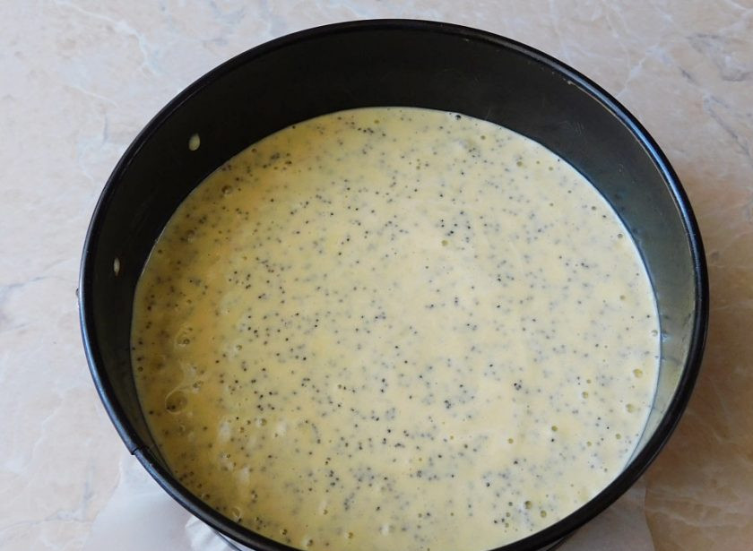 1. Этап. Торт для свекрови: Вылейте тесто в форму (диаметром 20см.) и выпекайте в духовке при температуре 180 градусов в течение 20-30 минут.