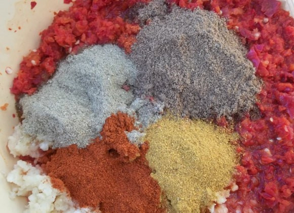 1. Этап. Баклажаны с гранатом: Добавьте к перцу и чесноку все специи.