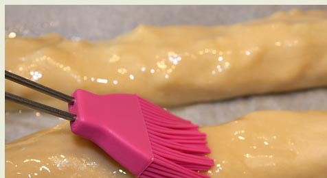 1. Этап. Вертута с яблоками: 5. Готовую вертуту выложите на противень, чтобы она лягла швом в низ. Смажьте верх маслом и выпекайте около 50 минут до готовности.