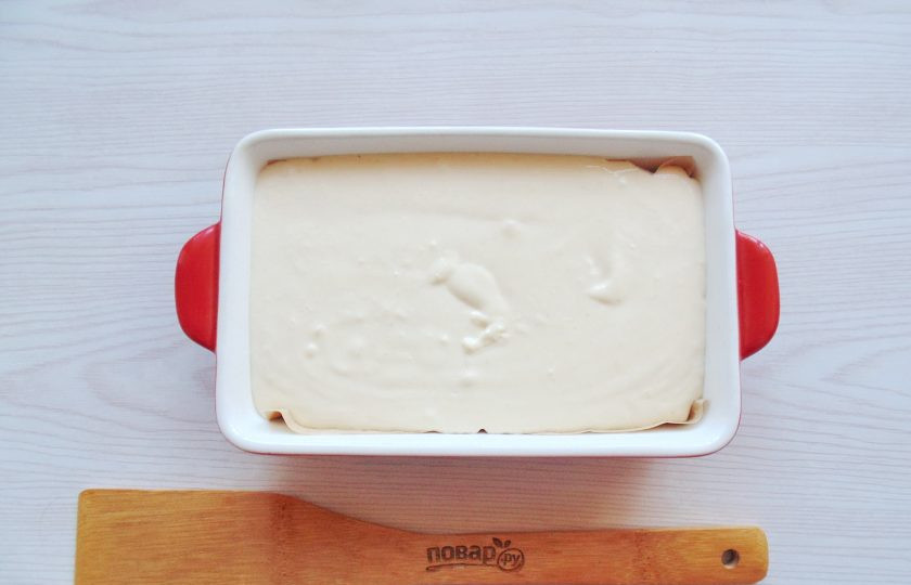 1. Этап. Творожная запеканка для детей: Форму для запекания смажьте сливочным маслом и выложите творожную массу.