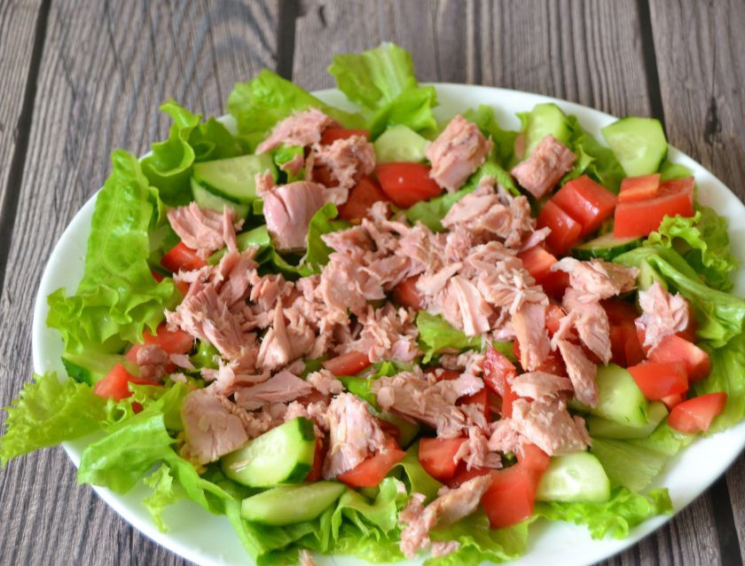 1. Этап. Овощной салат с тунцом: Выложите на салат консервированный тунец, крупные кусочки измельчите.