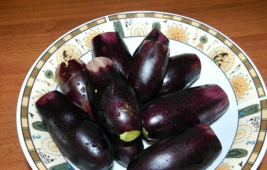 1. Этап. Жареные баклажаны с морковью и чесноком: 1. Вымыть баклажаны, обсушить немного, удалить хвостики.