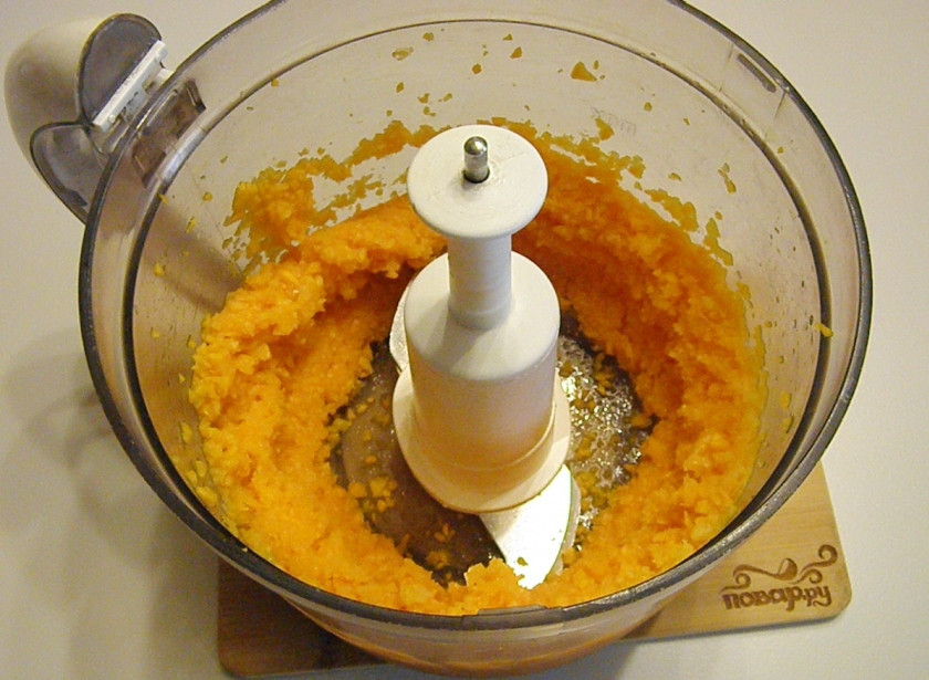 1. Этап. Постные котлеты из кабачков и тыквы: Измельчайте до тех пор, пока овощи не превратятся в мелкие одинаковые крошки.