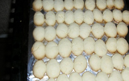 1. Этап. Печенье Желуди: Противень застелите фольгой. С помощью ложки, смазанной маслом, формируем 