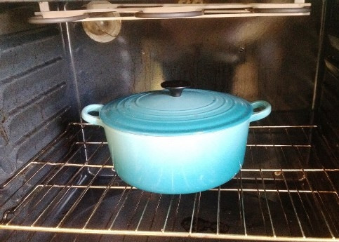 1. Этап. Суп (борщ) с мясом: Отправляем кастрюлю в разогретую до 160 градусов духовку на 40-50 минут.