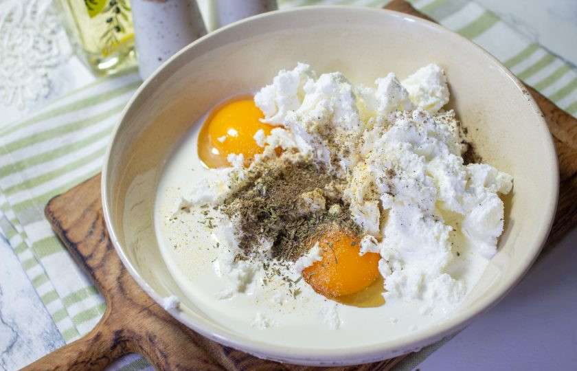 1. Этап. Спанакопита: Добавьте сушеный орегано и черный молотый перец. Посолите при необходимости.