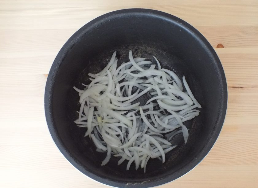 1. Этап. Стручковая фасоль в мультиварке: В чаше мультиварки нагрейте растительное масло (программа 