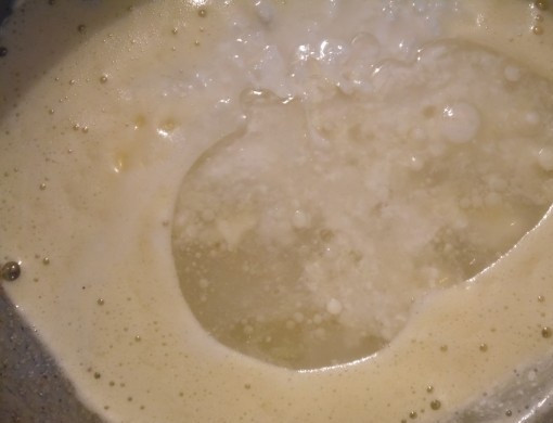 1. Этап. Пирог из жидкого теста: 3. Взбейте венчиком яйца с сахаром до однородности. Добавьте в тесто кефир, предварительно растворив в нем соду и соль. Влейте растительное масло без запаха.