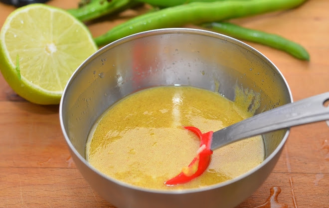 1. Этап. Вкусный салат с фасолью: 1. Для соуса: в небольшую миску вливаю оливковое масло, выдавливаю сок половинки лимона, добавляю горчицу, измельченный через пресс чеснок. Все перемешиваю и отставляю в сторону.