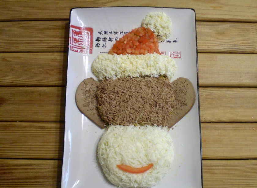 1. Этап. Салат Новогодняя обезьянка: Из тертого яйца оформите 