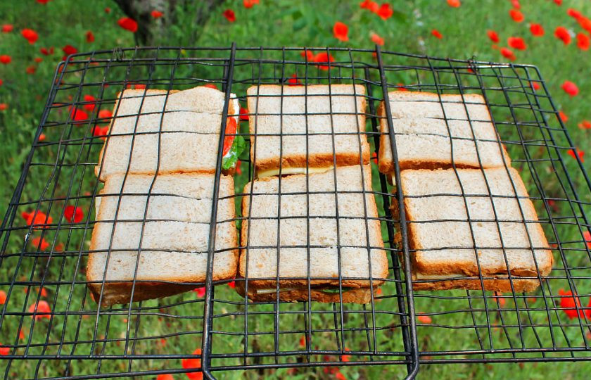 1. Этап. Панини на гриле: Выкладываем их на решетку.