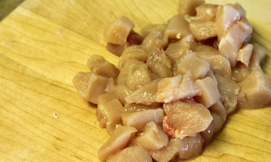 1. Этап. Курица с тофу и овощами: 2. Вымойте, обсушите, нарежьте грудку.