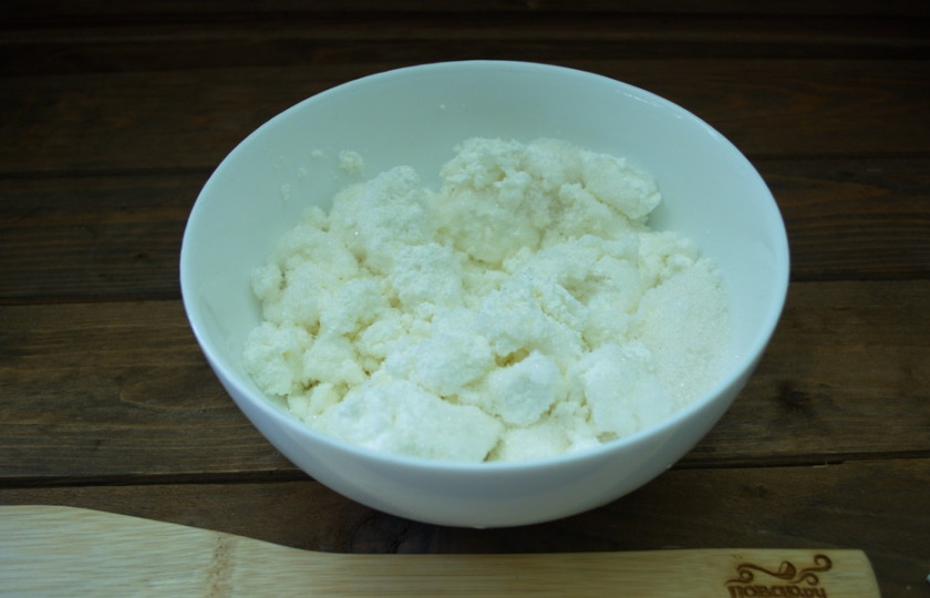 1. Этап. Клубнично-творожный торт без выпечки: Творог переложите в миску. Добавьте сахар и сметану. Можно добавить ваниль.