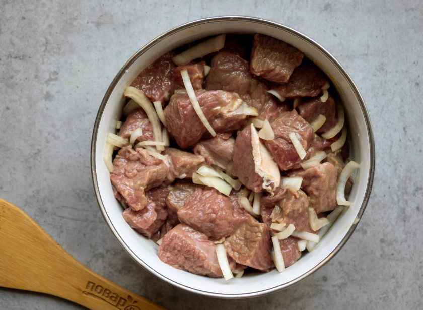 1. Этап. Лосятина с картошкой в духовке: Также добавьте половину майонеза и тщательно всё перемешайте. Посолите по вкусу. Поставьте в холодильник на 10-12 часов.