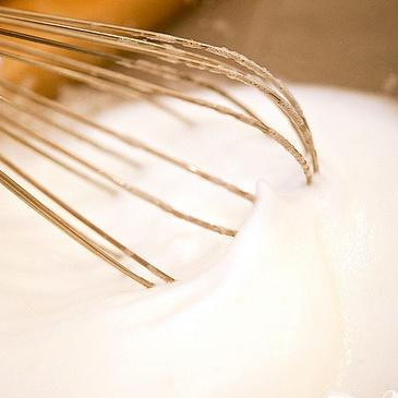 1. Этап. Пряные орехи: 1. Разогреть духовку до 120 градусов, смазать маслом большой противень. В миске средних размеров взбить яичный белок в пену.