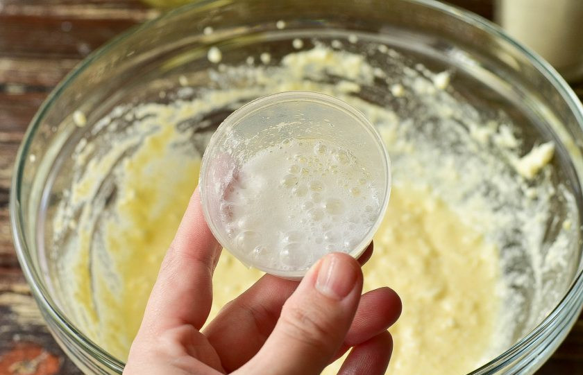 1. Этап. Крендель с творогом: Хорошо перемешайте. Добавьте соду, которую погасите уксусом.