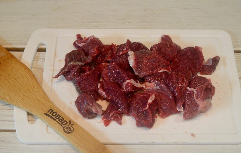 1. Этап. Говядина с апельсинами: 1. Мясо нарежьте средними кусками.
