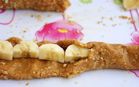 1. Этап. Конфеты с банановой начинкой: 7. Аккуратно и плотно защипываю края колбаски. Нужно, чтобы начинка оказалась внутри.