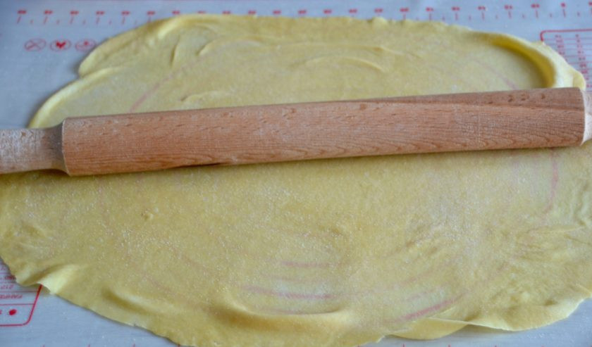 1. Этап. Тальятелле болоньезе: Раскатанное тесто слегка подсыпьте семолиной (можно заменить манкой из пшеницы твердых сортов), сверните в рулон.