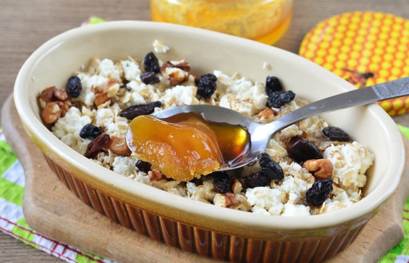 1. Этап. Гранола с творогом: Полейте гранолу медом.