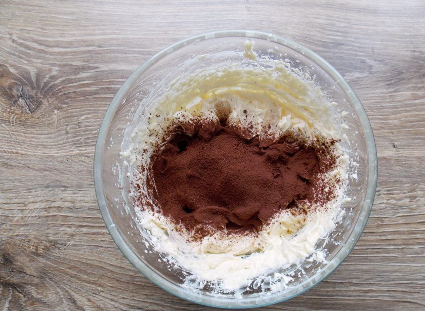 1. Этап. Торт Шоколадное птичье молоко: Через мелкое сито просейте какао во взбитое масло.