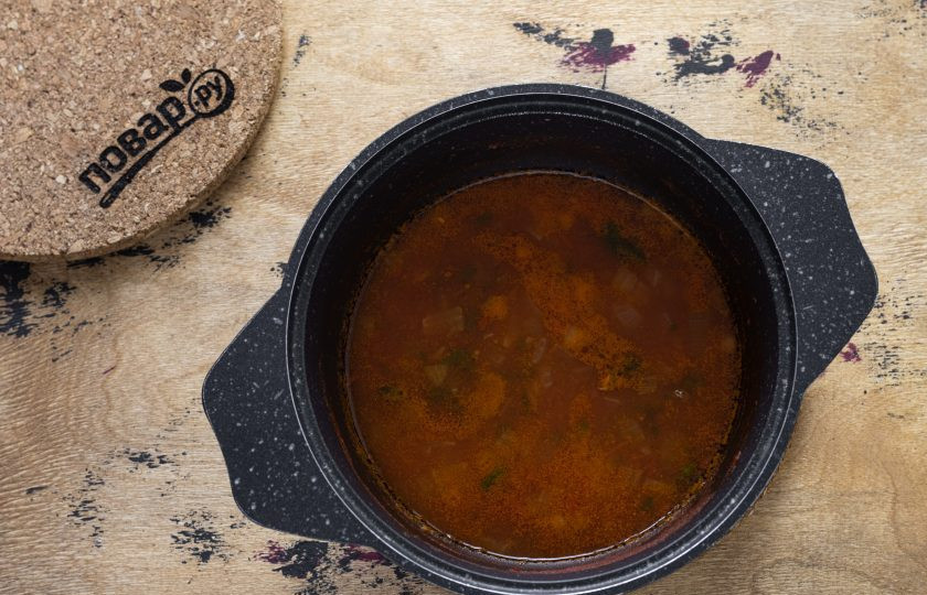 1. Этап. Магрибский суп: В конце посолите и поперчите суп по вкусу, добавьте паприку. Потомите его еще пару минут на небольшом огне.