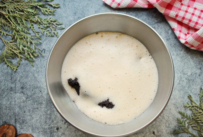 1. Этап. Брауни Джейми Оливера: Яйца разбейте в миску, добавьте щепотку соли и взбейте в пышную, светлую массу. Переложите яичную массу в шоколадную и аккуратно перемешайте до однородности.