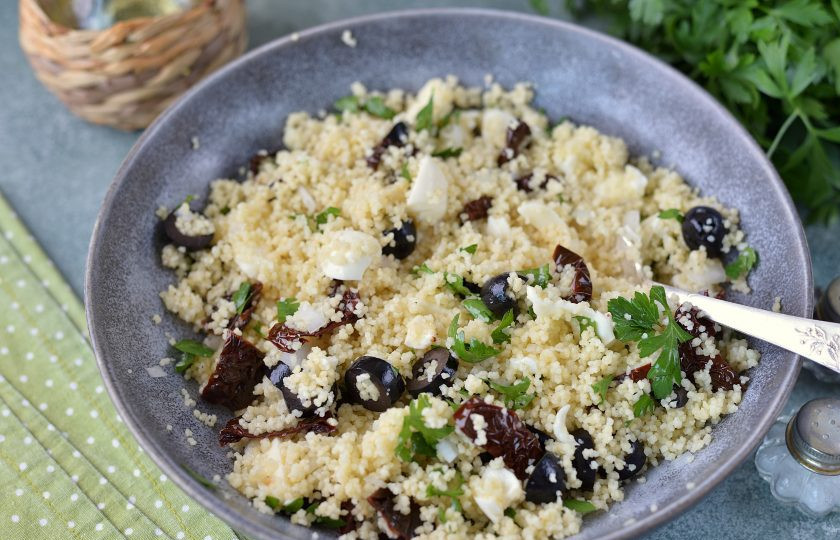 1. Этап. Кускус с вялеными томатами: Тщательно все перемешайте, попробуйте на соль.