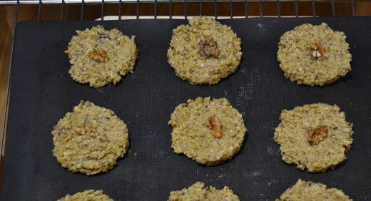 1. Этап. Быстрое овсяное печенье: Полученную массу выложите на пергамент, сформировав печенья, и выпекайте при 180 С 20-30 минут до золотистого цвета.