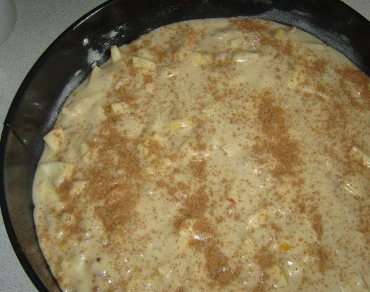 Постный яблочный пирог с корицей 1. Этап. Постный яблочный пирог с корицей: 7. Переливаем все в форму для запекания и отправляем в духовку на полчаса.
