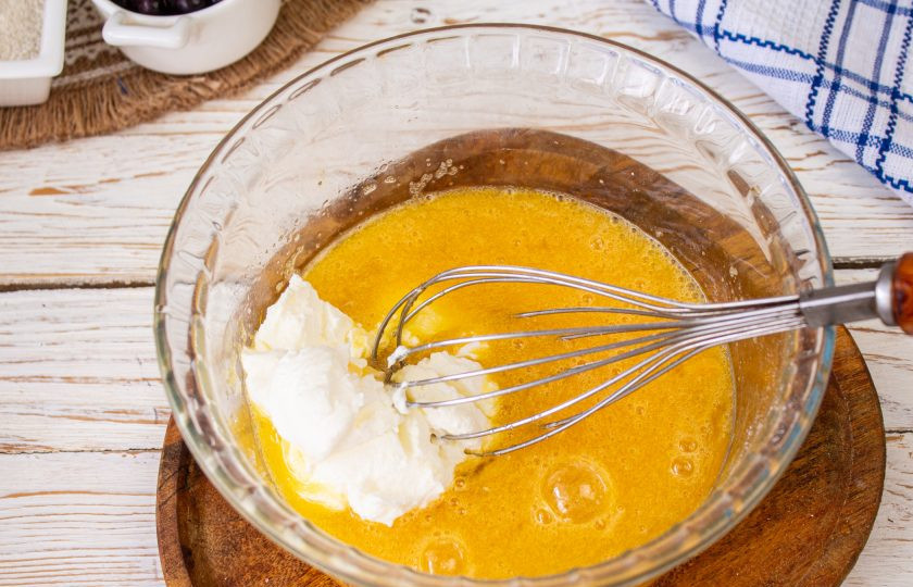 1. Этап. Кексы без глютена ПП: Добавьте йогурт и перемешайте.