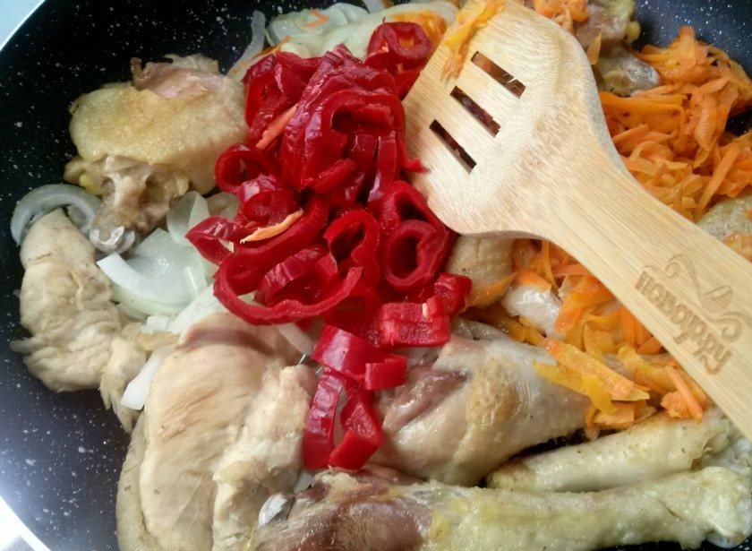 1. Этап. Чахохбили из курицы по-грузински: Тушите на медленном огне 5 минут.