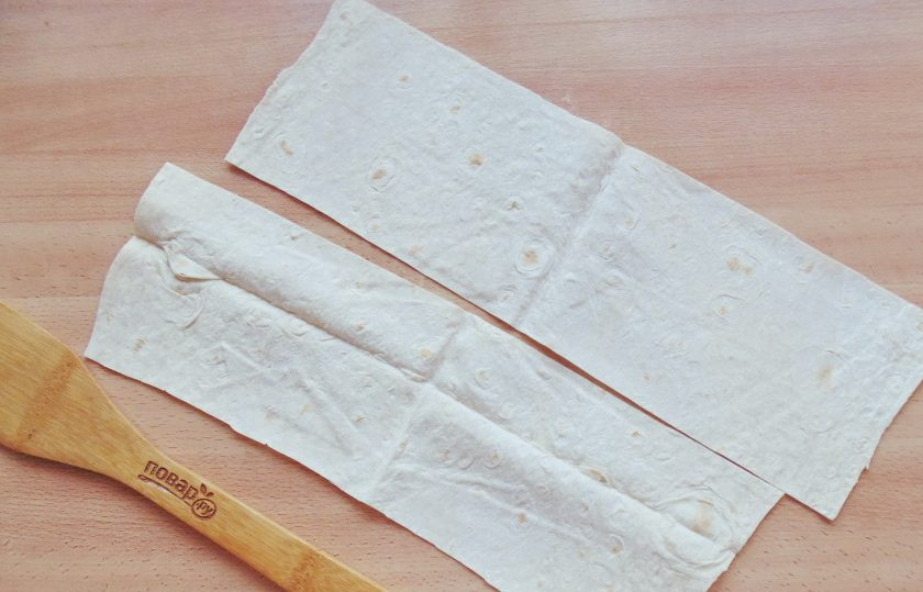 1. Этап. Ленивые пирожки с яблоками: Тонкий лаваш нарежьте полосками шириной 10 см. и длиной 25-30 см.