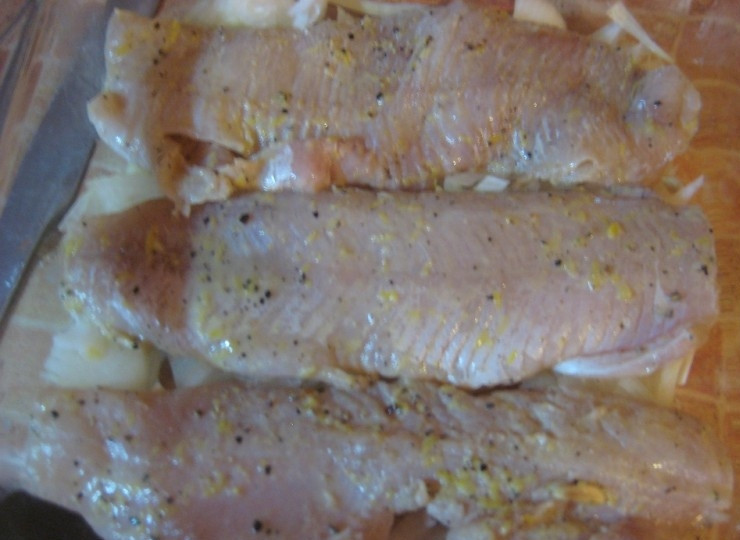 1. Этап. Щука с картошкой в духовке: 7. Подготовьте жаропрочную форму. Смажьте ее немного растительным маслом. На дно выложите сначала лук, а затем филе щуки. Вылейте остатки маринада.