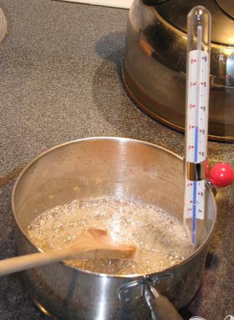 1. Этап. Морская карамель: 2. Увеличить огонь до умеренно высокого, и довести смесь до кипения, изредка помешивая. Уменьшить огонь до среднего и продолжать кипятить, пока смесь не достигнет 120°C (248°F) (использовать конфетный термометр).