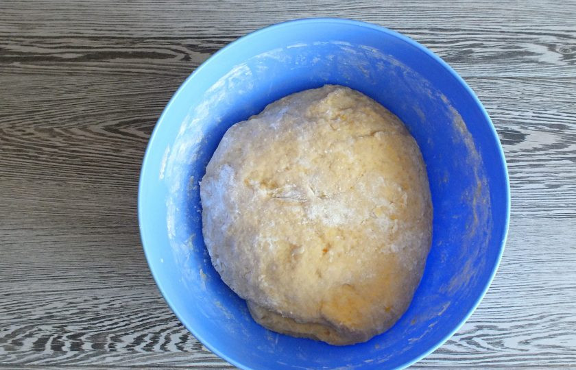 1. Этап. Пряники из тыквы: Готовое тесто обсыпьте обильно мукой, т.к. оно имеет слегка липкую консистенцию. Уберите в холодильник на 30-40 минут.