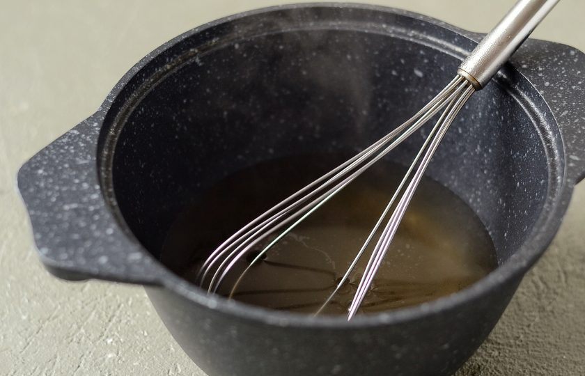 1. Этап. Маринованный чеснок с медом: Для маринада вскипятите воду с сахаром и солью. Проварите минут 5, затем добавьте яблочный уксус и мед. Доведите снова до кипения и снимайте с плиты.