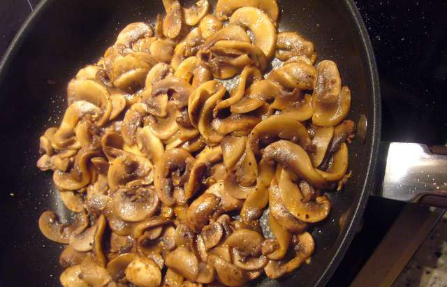 1. Этап. Ризотто с овощами и грибами: Шампиньоны нарежьте тонкими ломтиками и обжарьте их 5 минут на растительном масле, добавив паприку и перец. Не забудьте посолить.