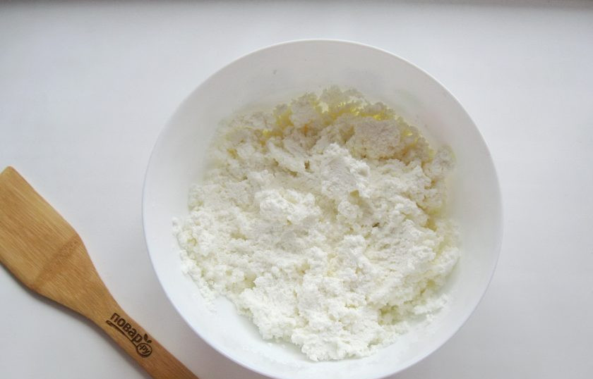 1. Этап. Десерт Новогодний венок: Взбейте блендером творог с сахарной пудрой.