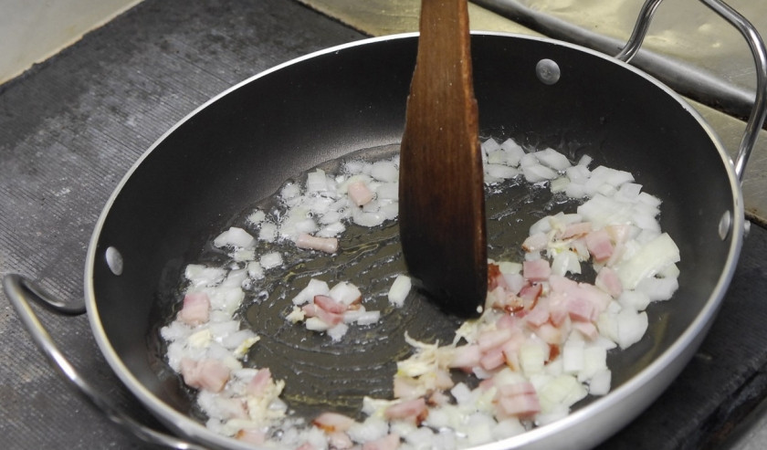 1. Этап. Картофельные колбаски: 6. К луку добавляем сало.