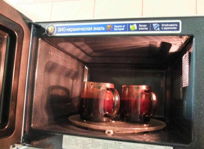 1. Этап. Кексики в кружке в микроволновке: Отправляем в микроволновку при максимальной мощности (1000 Вт) на 3 минуты. Кексики поднимутся - не переживайте, из чашки не вылезут.