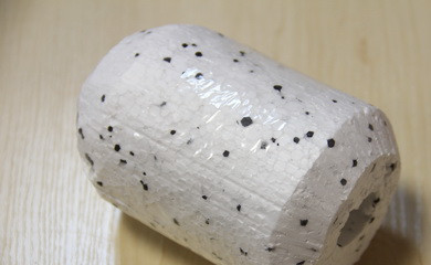 1. Этап. Ананас из конфет: 1. Чтобы ананас получился, необходимо выбрать плотную основу. Это может быть кусочек пенопласта, бутылка или что-нибудь еще, что есть под рукой.