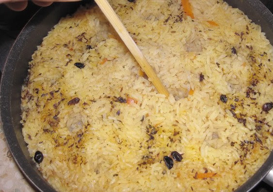 1. Этап. Плов из баранины с помидорами: Примерно через 15 минут крышку следует открыть и проделать в плове небольшие отверстия, чтобы пар мог выходить. После чего опять накрываем кастрюлю крышкой и еще 20 минут готовим плов.