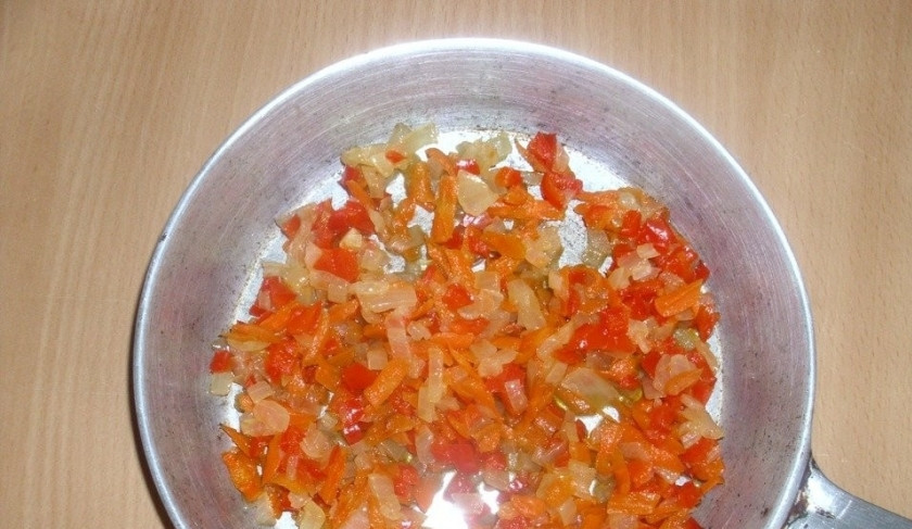 1. Этап. Постный грибной суп из сушеных грибов: 3. Отдельно на растительном масле обжарим до румяности лук, перец, морковку. Когда уже картошка будет готова, добавим зажарку в суп, по необходимости добавим также еще немного специй.