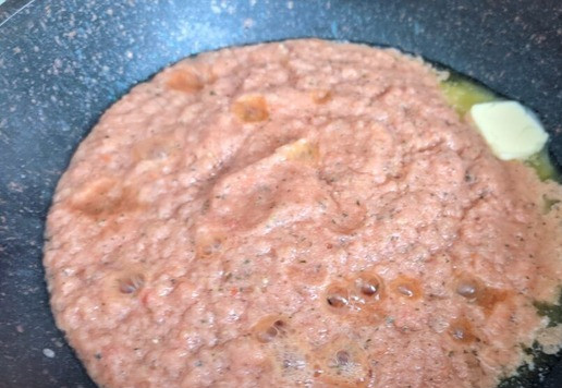 1. Этап. Ленивый томатный суп с тунцом: В сотейник или глубокую сковороду кладём сливочное масло, наливаем овощное пюре. Тушим при закрытой крышке (масса разбрызгивается), на среднем огне 15 минут.