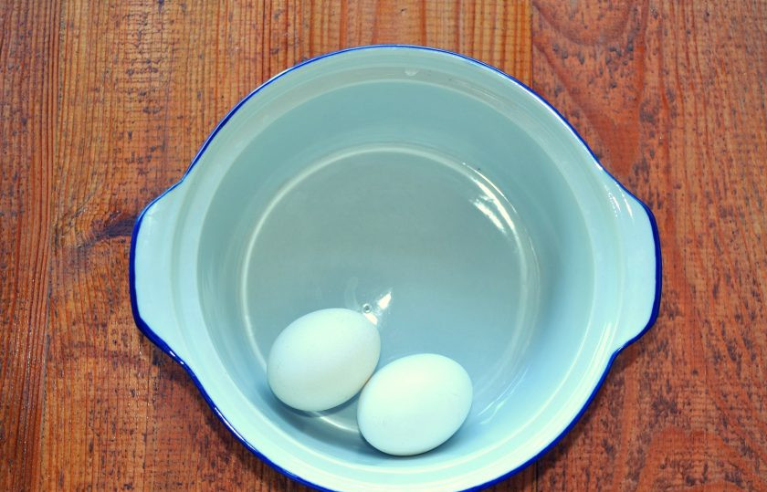 1. Этап. Салат с брокколи и яйцом: Яйца отварите вкрутую.