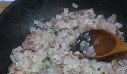 1. Этап. Картофельный гратен с сыром и беконом: Обжарить на сухой сковороде лук с беконом.