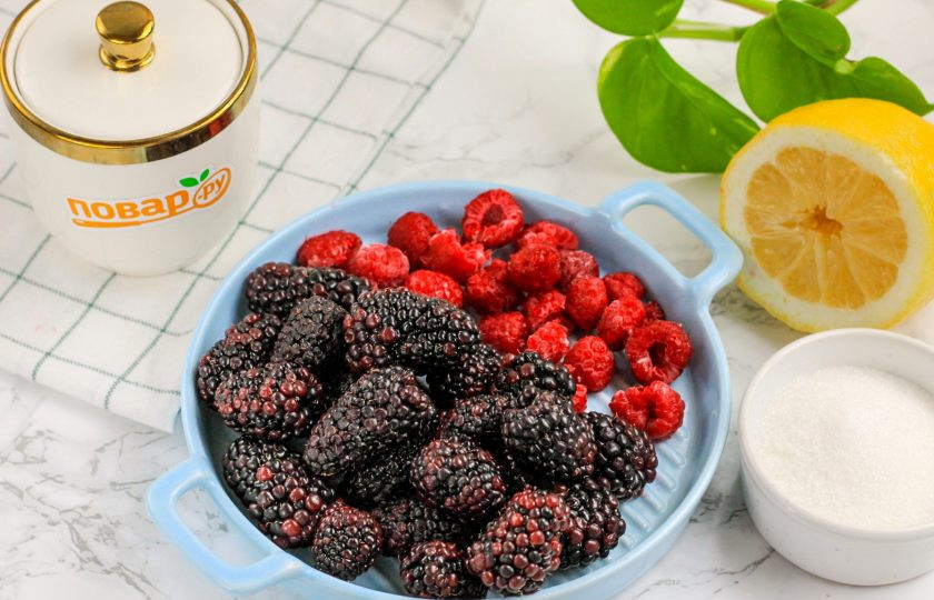 1. Этап. Варенье из ежевики и малины: Подготовьте указанные ингредиенты. Малину лучше всего использовать сочную, можно слегка размятую, а вот ежевику — наоборот, лучше добавлять целую.