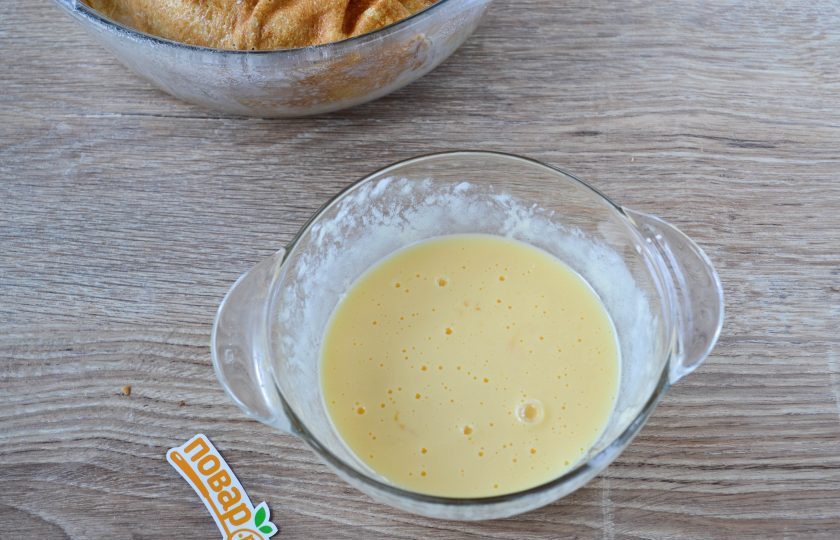 1. Этап. Блинный пирог с курицей и грибами: Подготовьте заливку. 2 яйца взбейте с 2 ст. ложками сметаны и щепоткой соли.