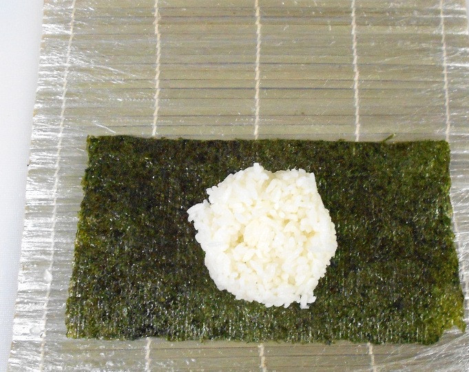 1. Этап. Роллы с угрем: На нори выкладываем отваренный рис для суши.